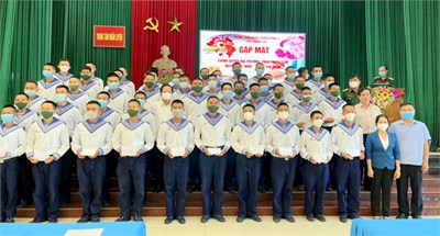 Đoàn cán bộ huyện thăm chiến sĩ mới ở Cam Ranh