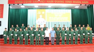 Đoàn cán bộ huyện thăm chiến sĩ mới tại Trung đoàn Gia Định