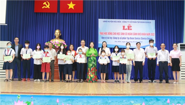 UBND HUYỆN: 
Lễ trao học bổng cho học sinh có hoàn cảnh khó khăn
