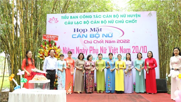 Tiểu ban công tác Cán bộ nữ và CLB Cán bộ nữ chủ chốt huyện: 
Họp mặt ôn truyền thống kỷ niệm 92 năm Ngày thành lập Hội LHPN Việt Nam và kỷ niệm Ngày Phụ nữ Việt Nam 20/10
