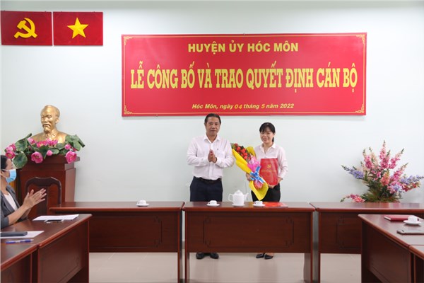 Công bố và trao Quyết định công tác cán bộ