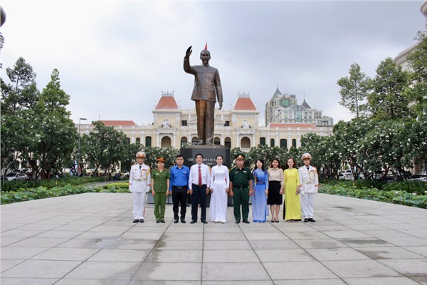 Dâng hương nhân kỷ niệm 47 năm Ngày giải phóng miền Nam, thống nhất đất nước