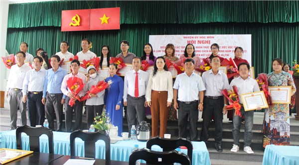Huyện ủy tuyên dương cá nhân, tập thể thực hiện tốt học tập và làm theo tư tưởng, đạo đức phong cách Hồ Chí Minh
