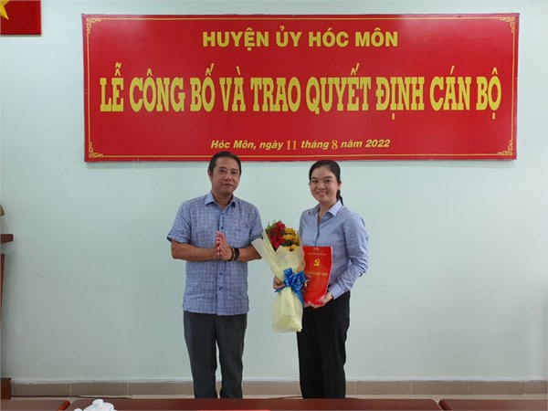 HUYỆN ỦY HÓC MÔN: Công bố và trao Quyết định cán bộ
