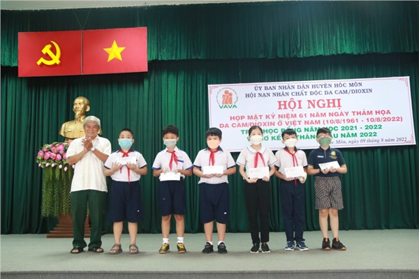 Kỷ niệm 61 năm thảm họa da cam ở Việt Nam và trao học bổng. 