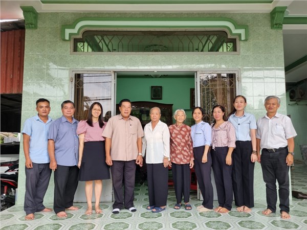 Đoàn cán bộ huyện đến thăm Bà mẹ Việt Nam anh hùng và thân nhân liệt sĩ là chiến sĩ Nam kỳ
