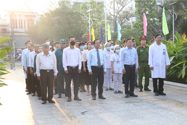 Lễ dâng hoa, dâng hương tưởng niệm tại các điểm Di tích lịch sử và Nghĩa trang liệt sĩ 
