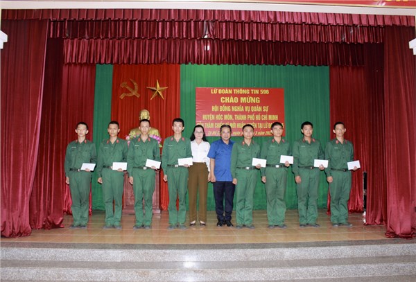 Thăm chiến sĩ mới tại Tiểu đoàn 36 thuộc Lữ đoàn 596 Thông tin/Binh chuẩn thông tin liên lạc (Quận Tân Bình, Thành phố Hồ Chí Minh)