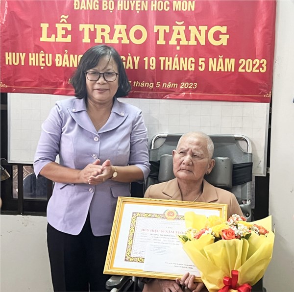 Trao Huy hiệu 60 năm tuổi Đảng cho Đảng viên