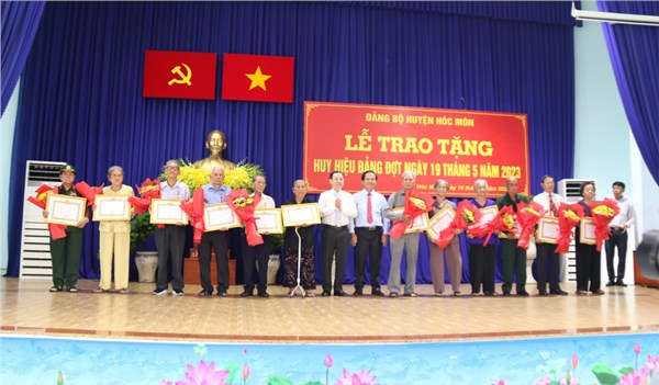 Huyện ủy Hóc Môn tổ chức trao Huy hiệu Đảng cho 69 Đảng viên 