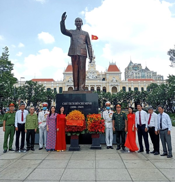 Đoàn cán bộ huyện dâng hoa, dâng hương tại Bảo tàng Hồ Chí Minh