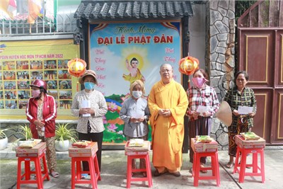 UB.MTTQVN huyện - Ban Trị sự Giáo hội Phật giáo huyện trao quà cho người nghèo
