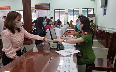 Phối hợp công tác cấp Căn cước công dân gắn chip điện tử cho nhân khẩu thường trú ngoài Thành phố trên địa bàn huyện Hóc Môn