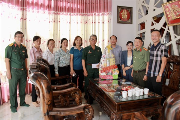 [VIDEO] Lãnh đạo huyện thăm, tặng quà các gia đình chính sách 