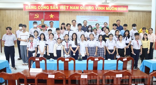 Trao học bổng Nguyễn Hữu Thọ cho 211 học sinh, sinh viên