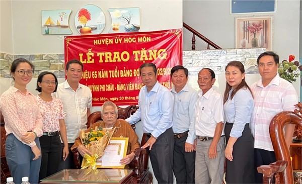 Trao Huy hiệu Đảng đợt ngày 2 tháng 9 tại nhà cho đảng viên
