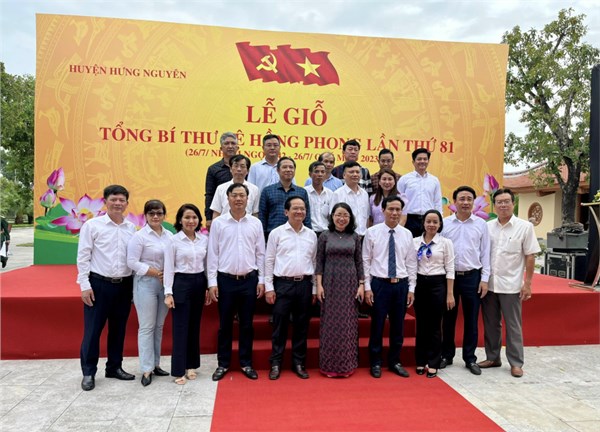 Đoàn đại biểu huyện dâng hương Tưởng niệm Tổng Bí thư Lê Hồng Phong
