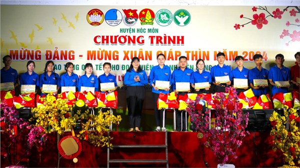 Tặng quà Tết cho đoàn viên, thanh niên có hoàn cảnh khó khăn
