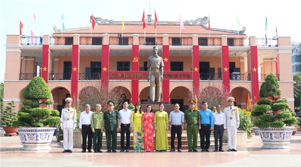 Đoàn cán bộ huyện đến dâng hương, dâng hoa tại Bảo tàng Hồ Chí Minh