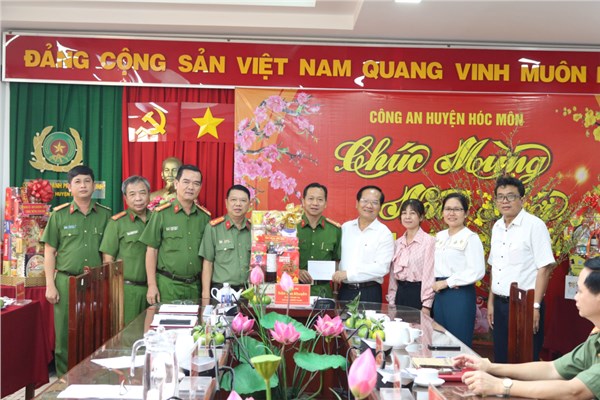 Đoàn lãnh đạo huyện thăm chúc tết Công an huyện Hóc Môn