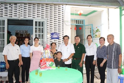Đoàn cán bộ huyện đến thăm, tặng quà Bà mẹ Việt Nam anh hùng, chiến sĩ và thân nhân liệt sĩ Gò Môn
