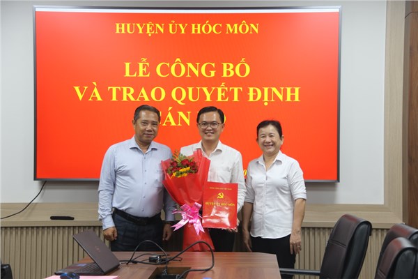 Công bố và trao Quyết định công tác cán bộ