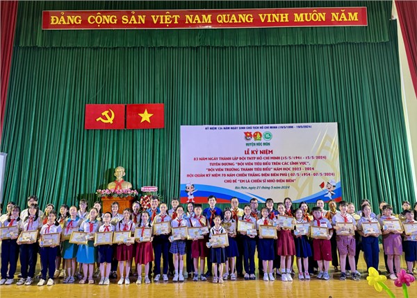 Tuyên dương gương “Đội viên tiêu biểu trên các lĩnh vực” 