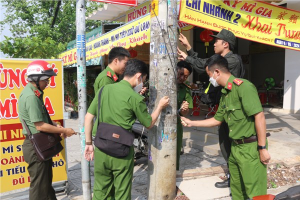 Tăng cường xử lý hành vi treo, dán quảng cáo sai quy định