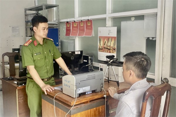 Công an xã Xuân Thới Sơn đẩy mạnh cải cách hành chính và chuyển đổi số