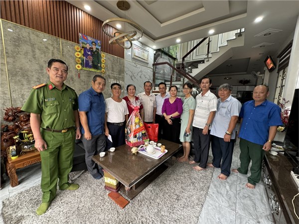 Đoàn cán bộ lãnh đạo huyện đến thăm, tặng quà gia đình chính sách tiêu biểu 