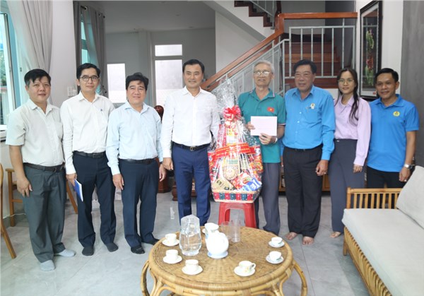 Lãnh đạo TPHCM đến thăm và tặng quà tri ân cán bộ, chiến sĩ trực tiếp làm nên Đại thắng mùa Xuân 1975 
