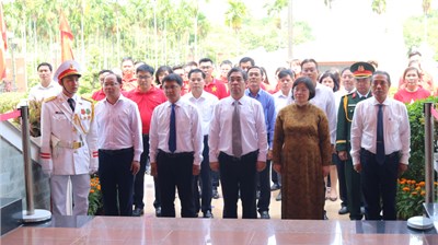 Các Đoàn đại biểu đến dâng hương, dâng hoa tại các Di tích lịch sử 