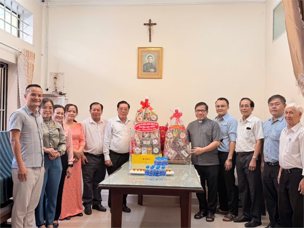 <a href="/gioi-thieu/doan-can-bo-huyen-va-thi-tran-hoc-mon-den-tham-chuc-mung-giao-xu-hoc-mon-nhan-d-c244-13180.aspx">Đoàn cán bộ huyện và thị trấn Hóc Môn đến thăm, chúc mừng Giáo xứ Hóc Môn nhân dịp Lễ Giáng sinh năm 2024</a>